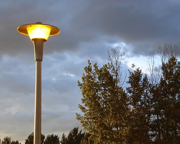 Streetlight at Confederation College by Ryan Hodnett [CC BY-SA 4.0 (https://creativecommons.org/licenses/by-sa/4.0)]