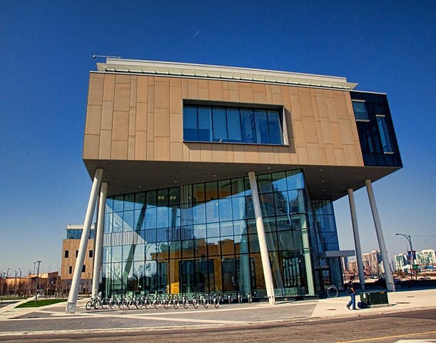 Sheridan College by ^ Missi ^ from Mississauga, Canada [CC BY 2.0 (https://creativecommons.org/licenses/by/2.0)]