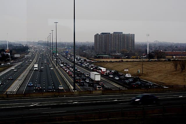 Traffic in Toronto by Danielle Scott [CC BY-SA 2.0 (https://creativecommons.org/licenses/by-sa/2.0)]