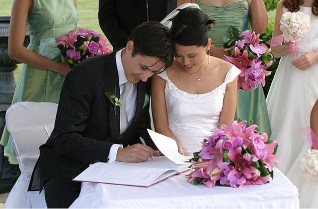 Bride and Groom By Jason Hutchens (Flickr) [CC BY 2.0 (http://creativecommons.org/licenses/by/2.0)], via Wikimedia Commons