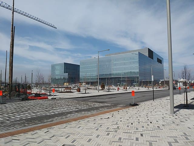 Université de Montréal by Jeangagnon [CC BY-SA 4.0 (https://creativecommons.org/licenses/by-sa/4.0)]