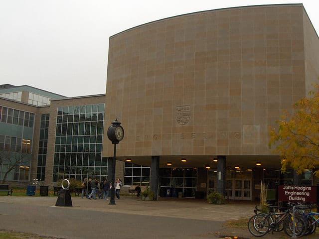 McMaster Engineering Building by Shanel [CC BY-SA 3.0 (http://creativecommons.org/licenses/by-sa/3.0/)]