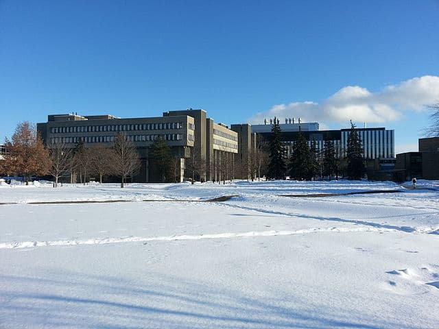 University of Waterloo by Sampsonchen [CC BY-SA 3.0 (https://creativecommons.org/licenses/by-sa/3.0)]
