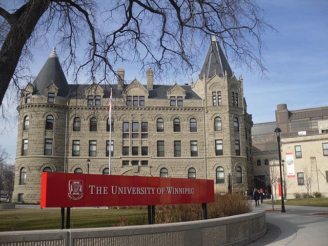 University of Winnipeg by KrazyTea / CC BY-SA (https://creativecommons.org/licenses/by-sa/3.0)