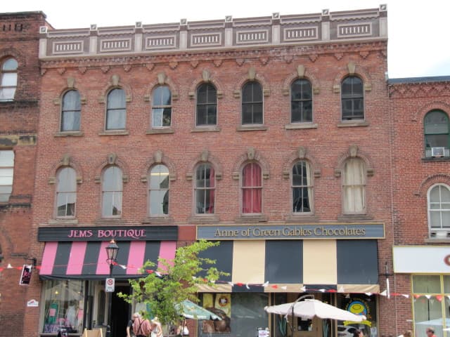 Buildings in PEI via Leonora (Ellie) Enking from East Preston, United Kingdom / CC BY-SA (https://creativecommons.org/licenses/by-sa/2.0)