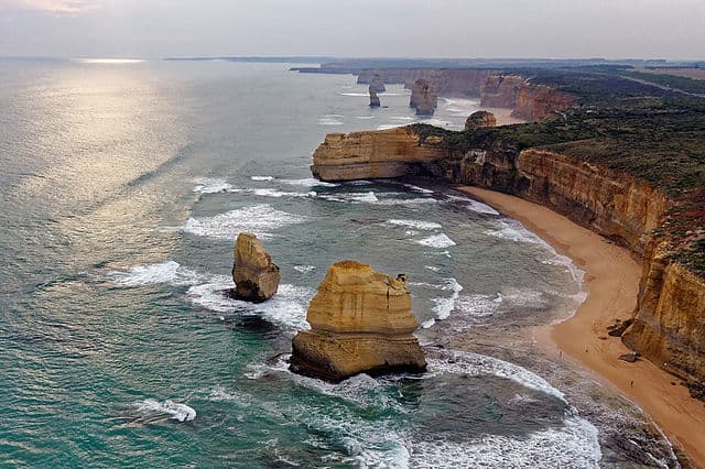 12 Apostles by Michael J Fromholtz [CC BY-SA 4.0 (https://creativecommons.org/licenses/by-sa/4.0)]