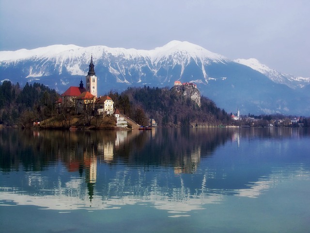 Blejski via https://pixabay.com/en/blejski-otok-slovenia-mountains-305902/