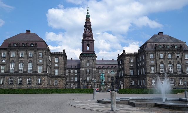 Christianborg Castle via https://pixabay.com/en/castle-government-christiansborg-688150/