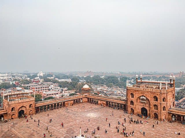 Delhi via https://pixabay.com/photos/delhi-jama-masjid-tower-4819243/