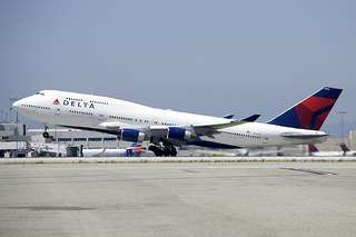 Delta 747 Taking Off by https://www.flickr.com/photos/wbaiv/