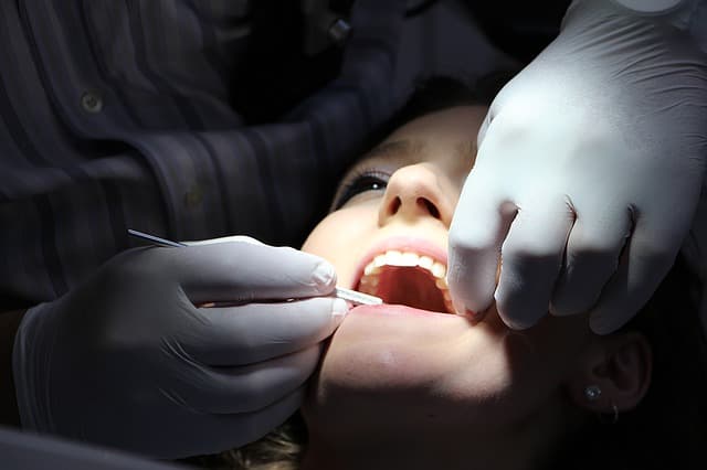 Dentist via https://pixabay.com/photos/zahnreinigung-dental-repairs-1514693/