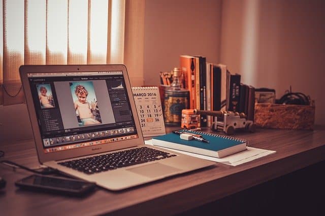 Home Office via https://pixabay.com/photos/notebook-mac-imac-macbook-desk-1284085/