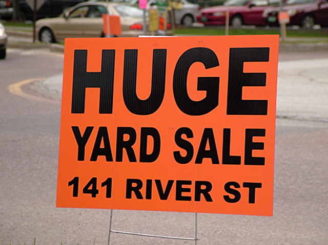 Huge Yard Sale by Mark Goebel via https://www.flickr.com/photos/sangre-la/3098676704/