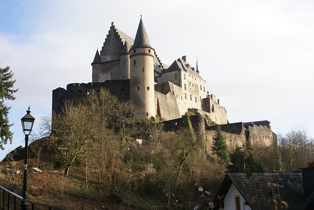 Vianden Castle, Luxembourg via https://pixabay.com/en/luxembourg-vianden-castle-203861/