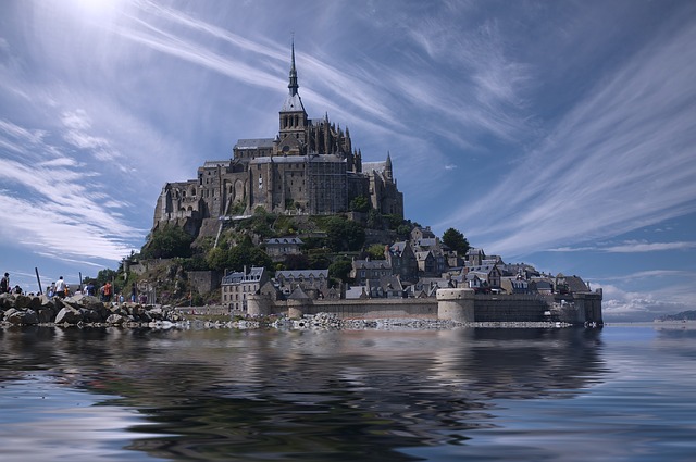 Mont Saint Michel via https://pixabay.com/en/mont-saint-michel-france-normandy-688405/