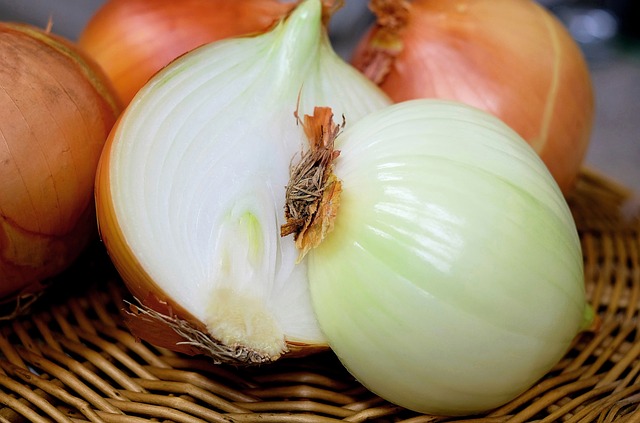 Onions via https://pixabay.com/en/onion-half-raw-food-close-1144620/