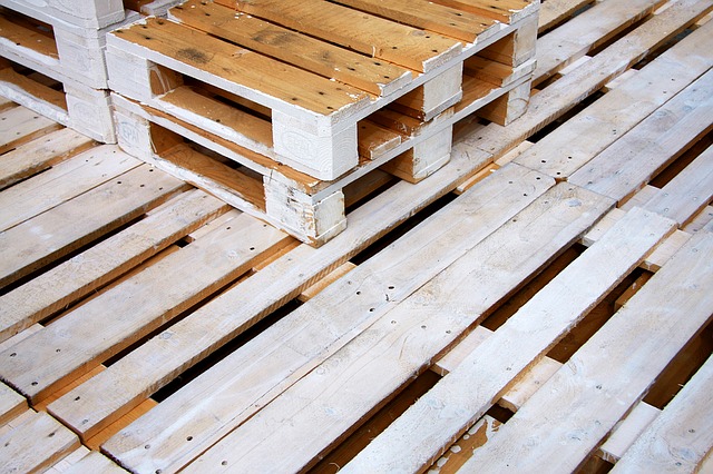 Pallets via https://pixabay.com/en/pallets-wooden-pallets-palette-wood-1523553/