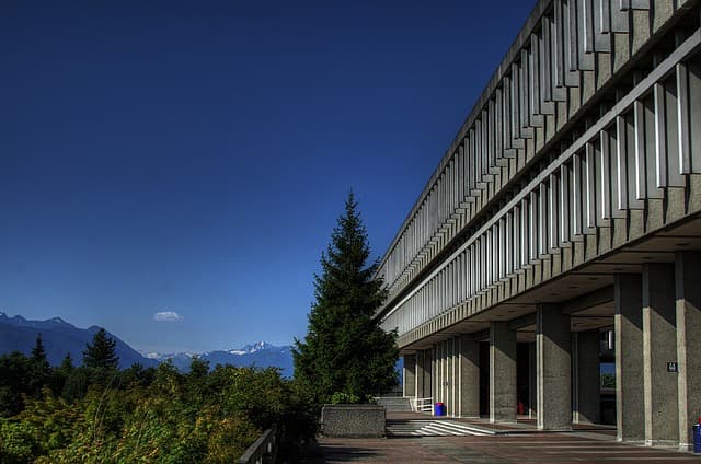 Simon Fraser via https://pixabay.com/photos/canada-simon-fraser-university-71939/