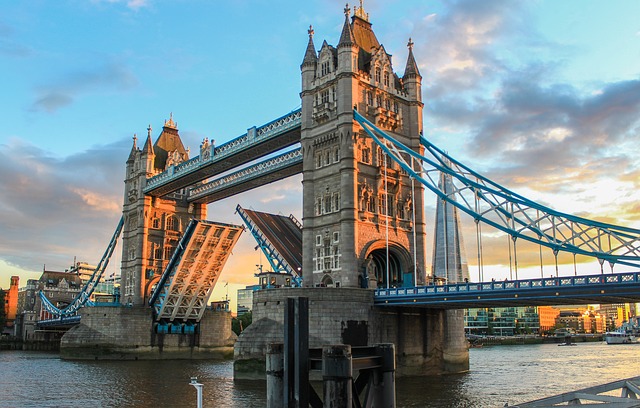 Tower Bridge via https://pixabay.com/en/tower-bridge-london-evening-980961/