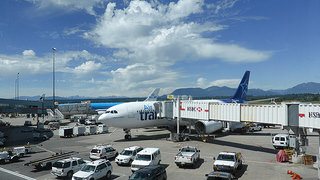 Vancouver Airport by https://www.flickr.com/photos/-jvl-/