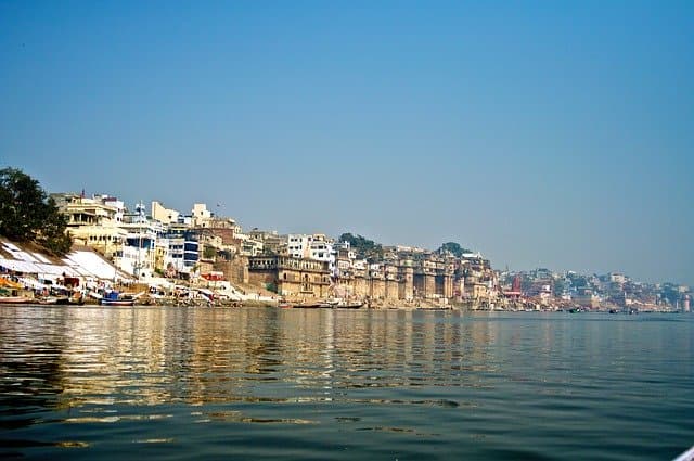 Varanasia via https://pixabay.com/photos/varanasi-river-india-religion-2371751/