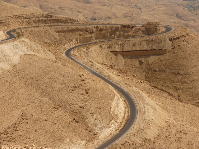 Wadi Mujib via https://pixabay.com/en/wadi-mujib-jordan-holiday-travel-2980/