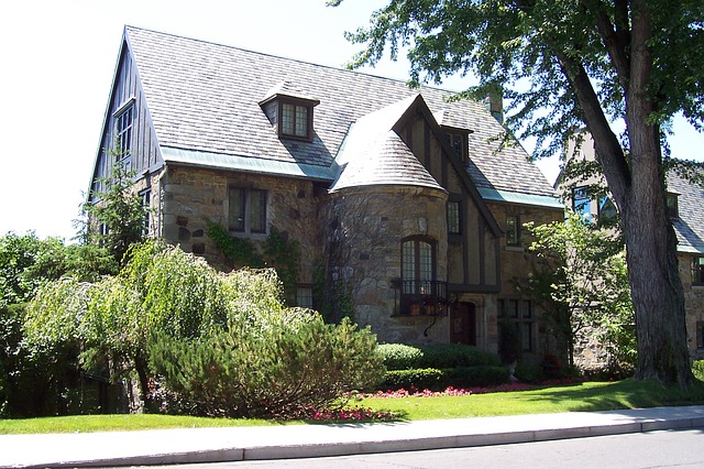 House in Westmount via https://pixabay.com/en/real-estate-montreal-westmount-724175/