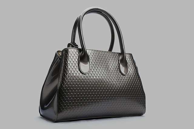Woman's Purse via https://pixabay.com/en/package-briefcase-leather-bags-1052370/