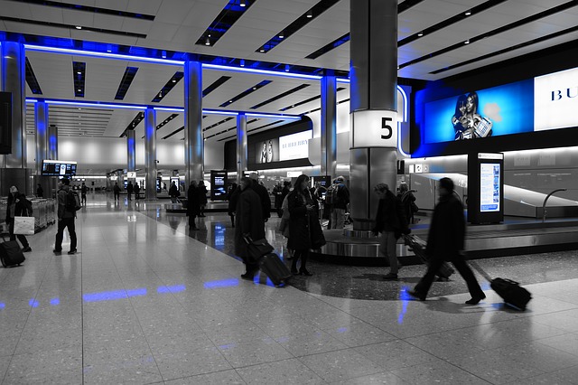Baggage pick up via https://pixabay.com/en/baggage-hall-heathrow-airport-775540/