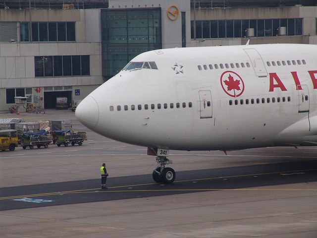 Air Canada Boeing via https://pixabay.com/en/air-canada-boeing-boeing-747-400-311517/