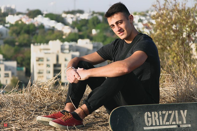 Young man via https://pixabay.com/en/happy-lifestyle-skateboard-grizzly-2232515/