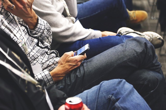 Waiting via https://pixabay.com/en/smartphone-iphone-apple-inc-phone-593321/