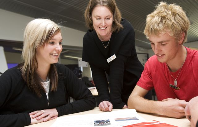 Teacher and Students By Mosborne01 (Own work) [CC BY-SA 3.0 (https://creativecommons.org/licenses/by-sa/3.0) or GFDL (https://www.gnu.org/copyleft/fdl.html)], via Wikimedia Commons