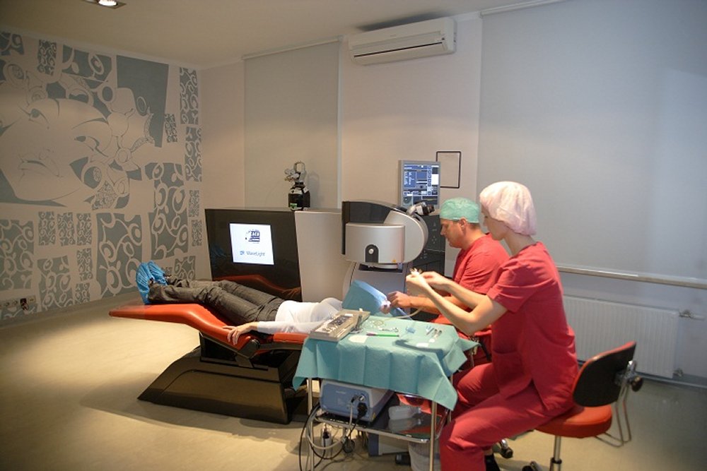 Surgery by By Medical Travel Riga (Own work) [CC-BY-SA-3.0 (https://creativecommons.org/licenses/by-sa/3.0) or GFDL (http://www.gnu.org/copyleft/fdl.html)], via Wikimedia Commons