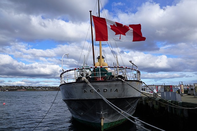 Acadia Yacht via https://pixabay.com/en/boot-canada-flag-halifax-sail-1907634/
