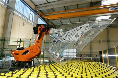 Glass handling robot By KUKA Roboter GmbH, Bachmann [Public domain], via Wikimedia Commons