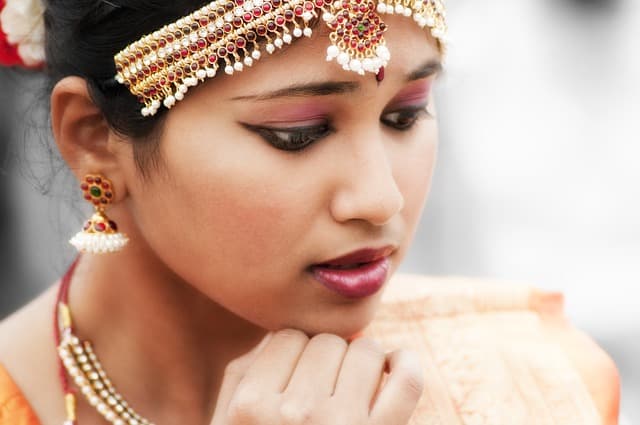 Pensive Indian woman via https://pixabay.com/photos/indian-woman-dancer-bollywood-girl-622358/
