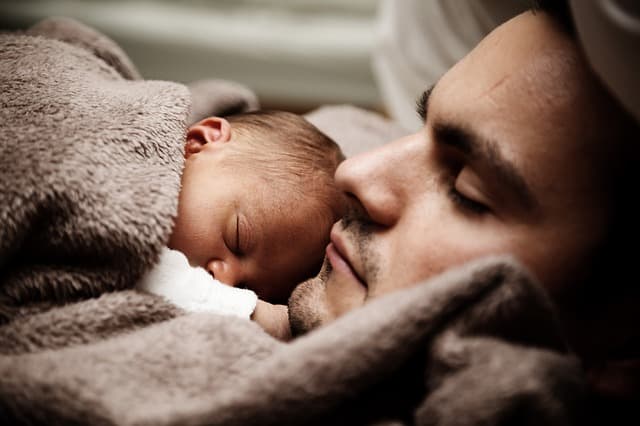 Dad and Baby via https://pixabay.com/photos/baby-child-cute-dad-daddy-family-22194/