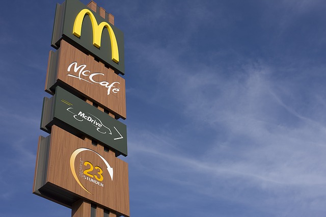 McDonald's sign via https://pixabay.com/photos/mcdonalds-redaktionel-chain-1340199/